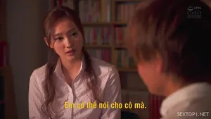 Một cô gái xinh đẹp có đôi chân dài đang quan hệ tình dục. Cô ấy mặc bộ đồ đen gợi cảm và nhảy múa, thổi kèn, chạm vào âm hộ, cưỡi ngựa, giơ chân và quan hệ mạnh bạo...